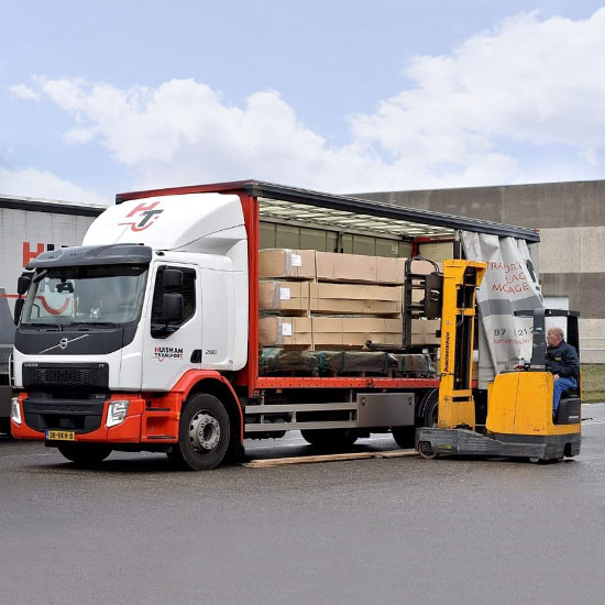 Huisman Transport vrachtwagen zijkant laden
