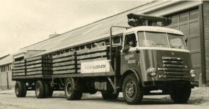 DAF-vrachtwagen met aanhanger van Huisman uit de jaren vijftig