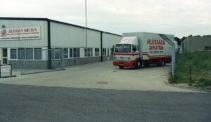 Loods en vrachtwagen van Huisman Druten aan de Industrieweg, jaren negentig